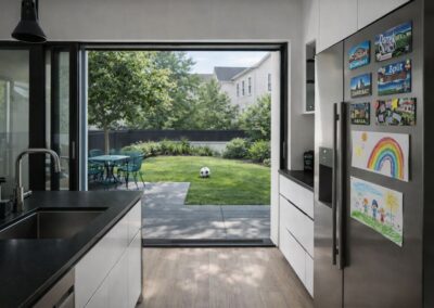 Unutrašnjost moderne hibridne montažne kuće