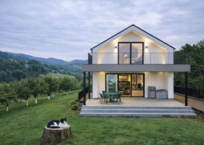 Hibridna montažna kuća na selu